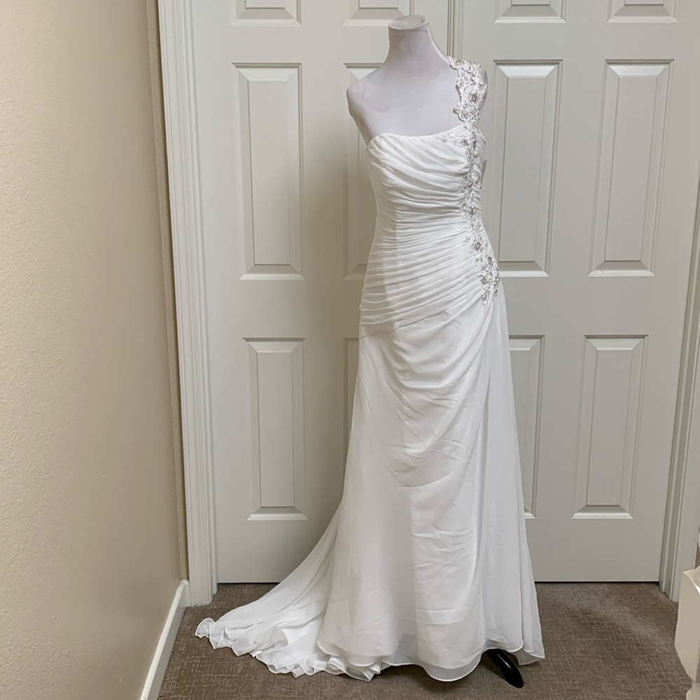 BRAND NEW W/Tags.  David’s Bridal Wedding Dress Size 8